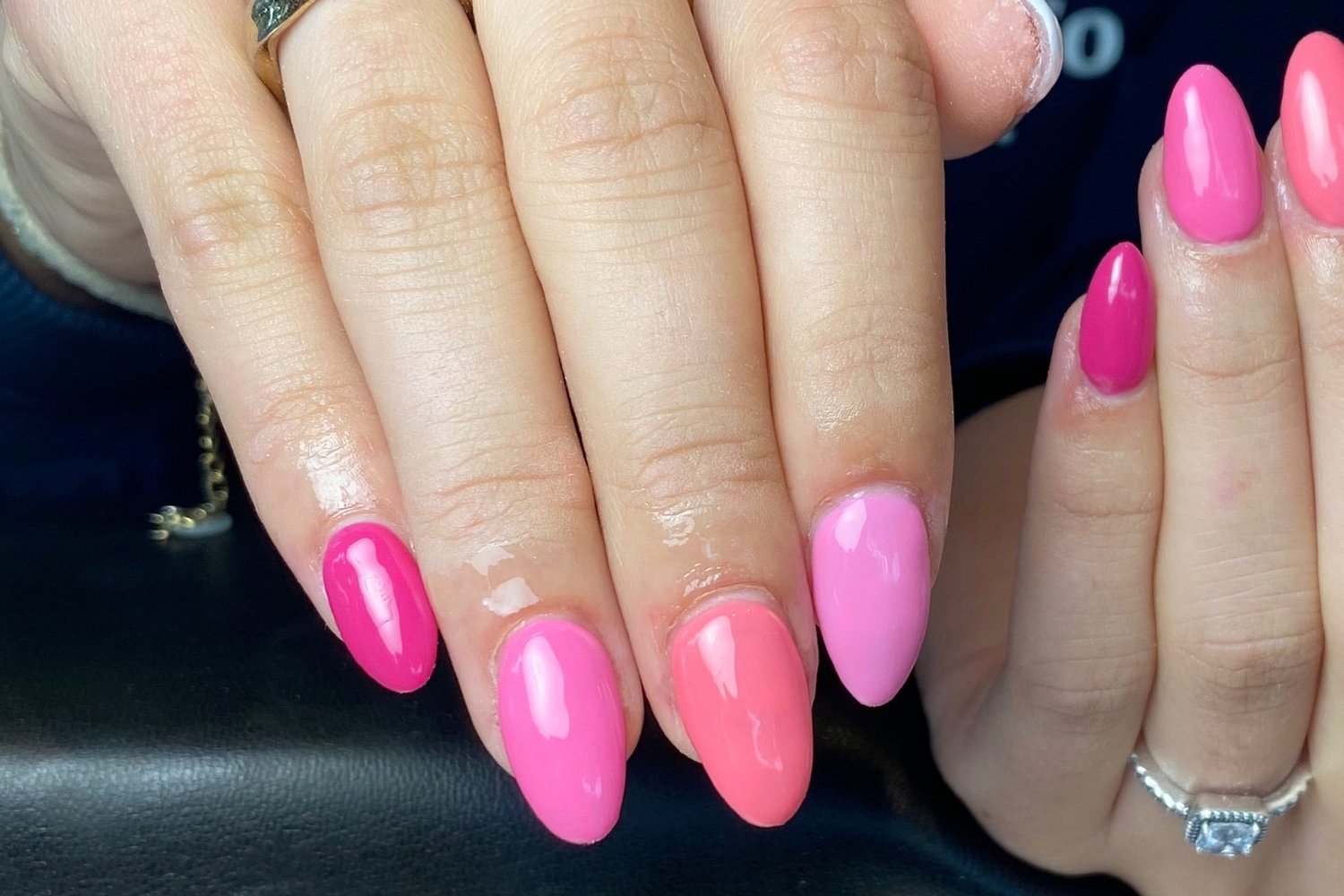 Roze amandelvormige nagels met een ring