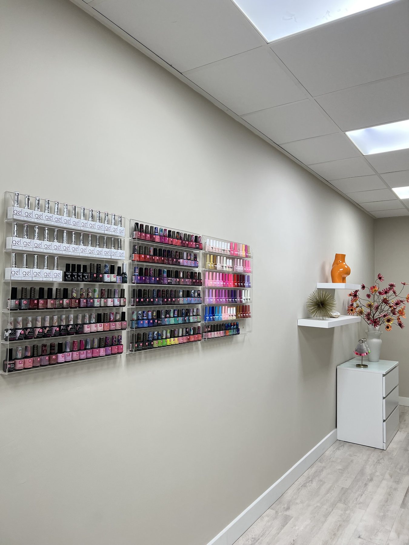 De lakwand van Sounds of Beauty met honderden kleuren gellak