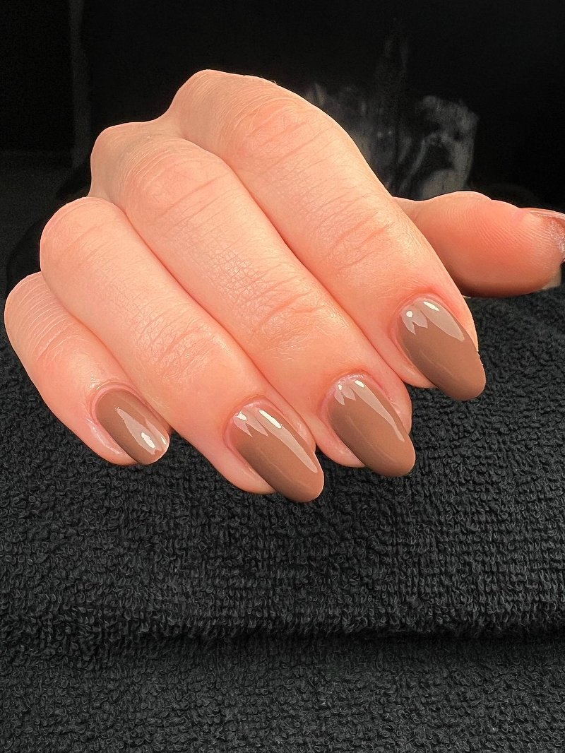 Nude en bruine gellak