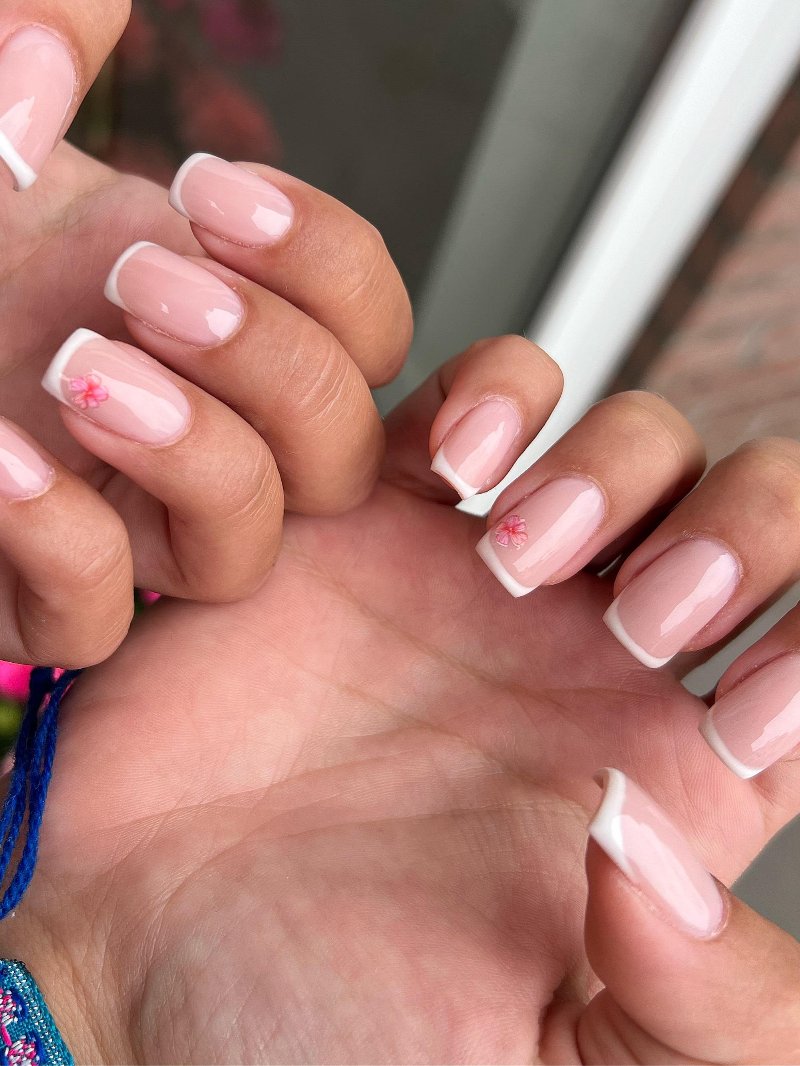 Witte french met kleine roze hartjes