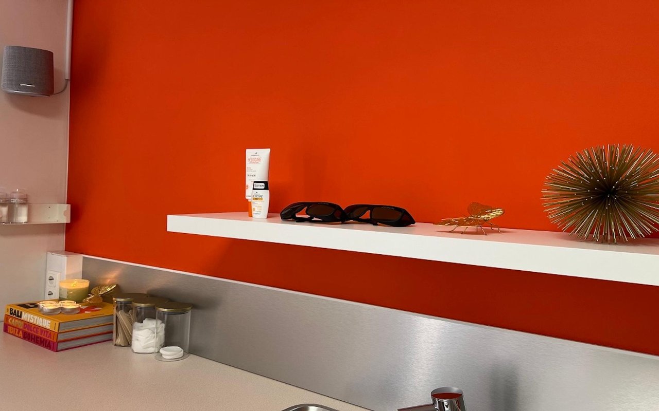 De oranje muur in de behandelkamer