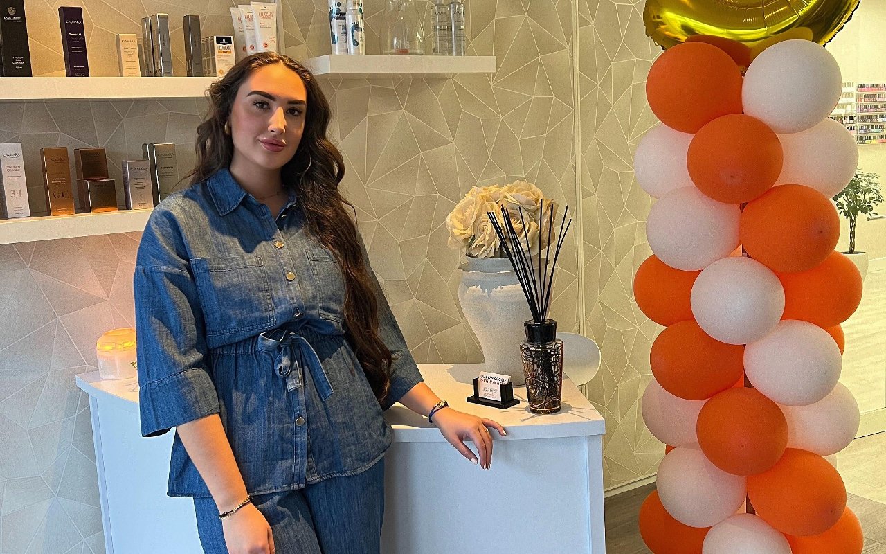 Leandra Janssen bij de ontvangstbalie van haar salon
